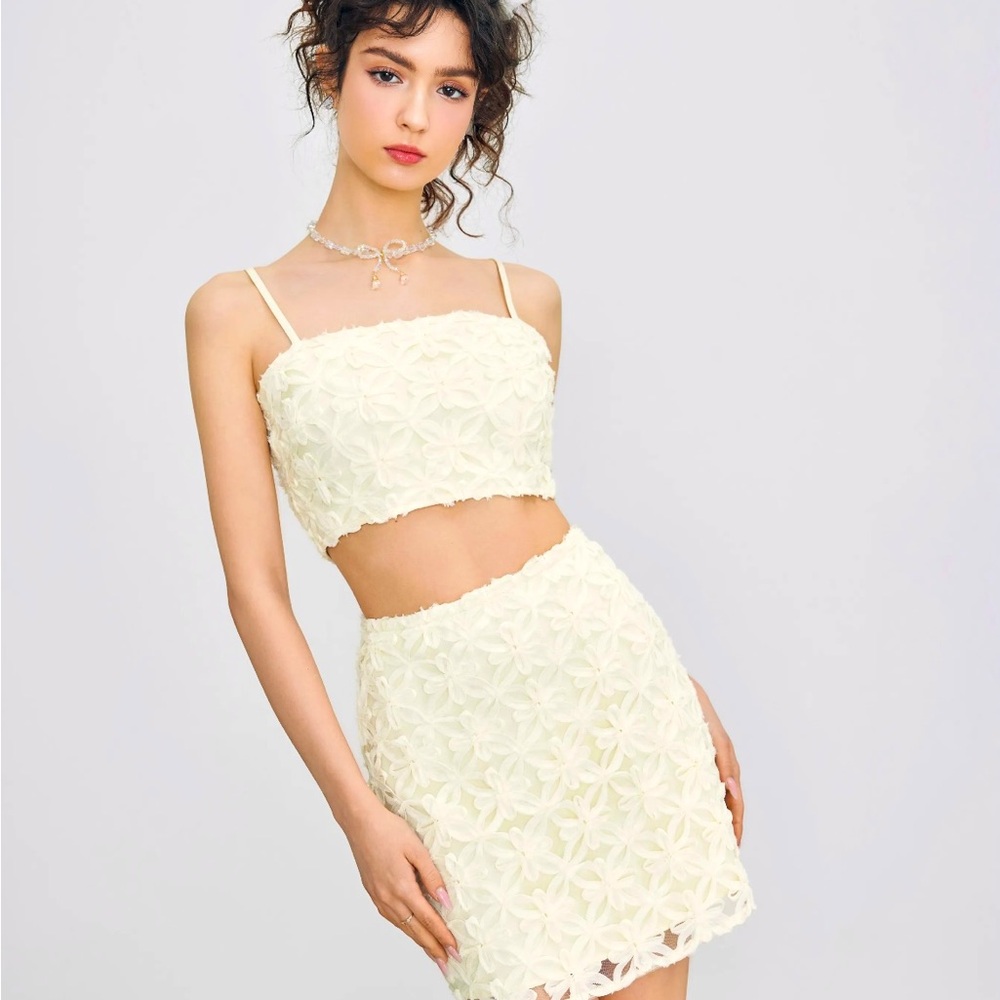 CHIFFON SQUARE NECK TEXTURE FLORAL
CAMI TOP & HIGH RISE MINI SKIRT NEW with tags